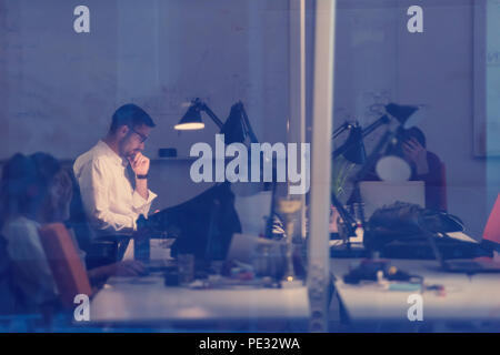 Junge Unternehmer Freiberufler arbeiten mit einem Laptop In Coworking-space Stockfoto