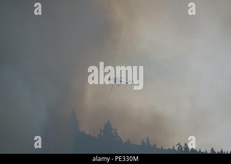 Eine Skorsky S-64 Sky Kran angreifen ein wildfire in North Central Washington. Stockfoto