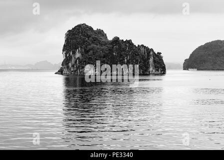 Kontrastreich monochromatischen Bild der kleinen Insel in der Halong Bay, North Vietnam. Stockfoto