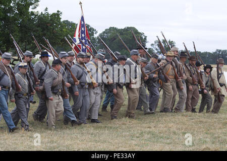 Die konföderierte Armee auf dem Schlachtfeld für die Wiederinkraftsetzung des Amerikanischen Bürgerkriegs Stockfoto