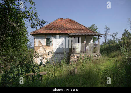 Western Serbien, Juli 2018 - Einer der unbewohnten traditionelle Häuser im Dorf Dobrotin Stockfoto