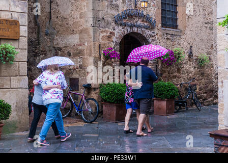 Toskana - Mai 30: Menschen zu Fuß unter dem Regen, Pienza, Toskana, Mai 30,2018. Stockfoto