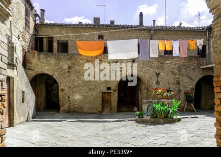 Klassische tuscanian Gebäude in Asciano, Italien. Stockfoto