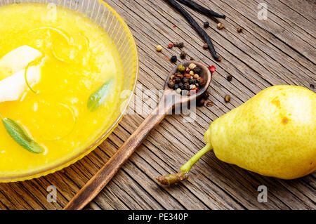 Köstliche vegetarische Creme Suppe mit Herbst Birnen. Herbst Suppe Stockfoto