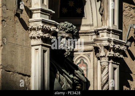 Florenz - 16. Februar: Die Statue des hl. Lukas (Nachbau) von Giambologna in das Äußere der Kirche Orsanmichele, Florenz, Italien, Februar 16,2012. Stockfoto