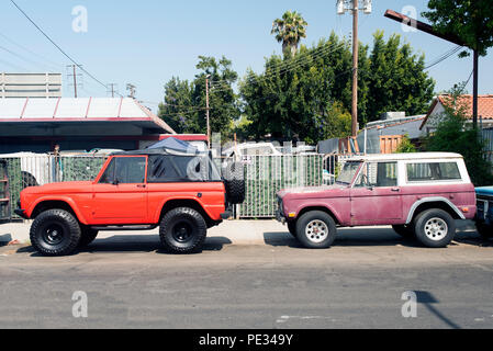 Ein Blick auf Vintage suv Lkw Autos in der Straße in Venice, Kalifornien Stockfoto