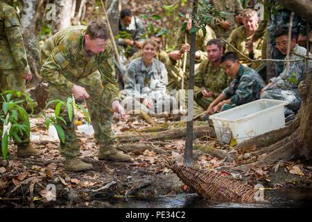 Australische Armee Soldat Corporal Steve Ellis, ein Überleben Instructor, lehrt die traditionelle Fischerei geltend zu Kowari 2015 Teilnehmer der Daly River Region, Northern Territory, Australien. (Australische Armee Foto von LCPL Kyle Genner) Stockfoto