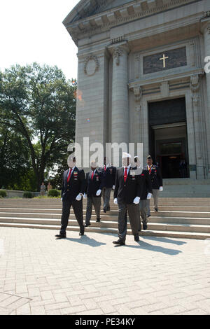 Pallbearers vom Nationalen Montford Punkt Marines Verein März während der Gedenkfeier des pensionierten US Marine Corps Generalleutnant Frank E. Petersen jr. an der US Naval Academy Kapelle, Annapolis, MD., Sept. 3, 2015. Petersen, der ersten afroamerikanischen Marine Corps Aviator und Allgemein in der Geschichte vergangen August 25, 2015. (U.S. Marine Corps Foto von Monique R. LaRouche/Freigegeben) Stockfoto