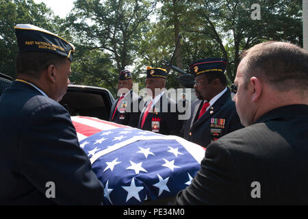 Pallbearers vom Nationalen Montford Punkt Marines Verein die Schatulle des pensionierten US Marine Corps Generalleutnant Frank E. Petersen Jr. während seiner Trauerfeier an der US Naval Academy Kapelle, Annapolis, MD., Sept. 3, 2015 entladen. Petersen, der ersten afroamerikanischen Marine Corps Aviator und Allgemein in der Geschichte vergangen August 25, 2015. (U.S. Marine Corps Foto von Monique R. LaRouche/Freigegeben) Stockfoto