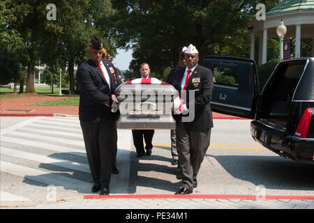 Pallbearers vom Nationalen Montford Punkt Marines Verband tragen die Schatulle der pensionierte Generalleutnant Frank E. Petersen Jr. während seiner Trauerfeier an der United States Naval Academy, Annapolis, MD., Sept. 3, 2015. Petersen, der ersten afroamerikanischen Marine Corps Aviator und Allgemein in der Geschichte vergangen August 25, 2015. (U.S. Marine Corps Foto von Monique R. LaRouche/Freigegeben) Stockfoto