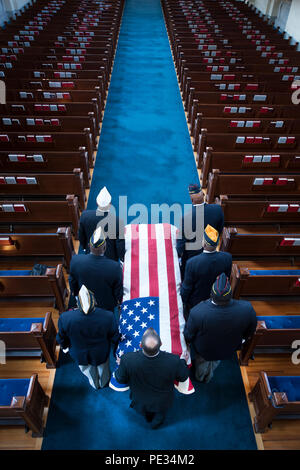 Pallbearers vom Nationalen Montford Punkt Marines Verein escort die Schatulle der pensionierte Generalleutnant Frank E. Petersen jr. Bei seiner Trauerfeier an der US Naval Academy Kapelle, Annapolis, MD., Sept. 3, 2015. Petersen, der ersten afroamerikanischen Marine Corps Aviator und Allgemein in der Geschichte vergangen August 25, 2015. (Marine Corps Foto von Monique R. LaRouche/Freigegeben) Stockfoto