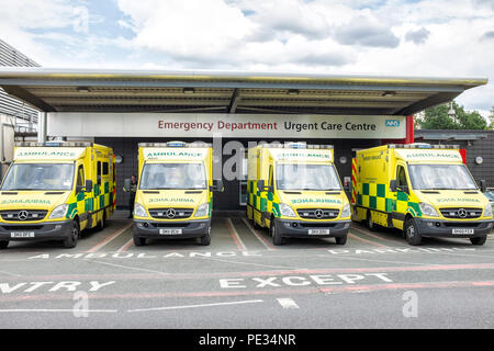 Krankenwagen in der Notaufnahme, Leighton Krankenhaus in Crewe, Cheshire Vereinigtes Königreich Stockfoto