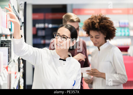 Portrait einer weiblichen erfahrenen Apotheker lesen Indikationen Stockfoto