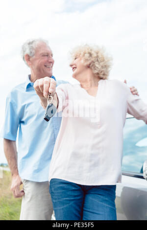 Nahaufnahme der Hand einer älteren Frau, die Schlüssel für Ihr Auto Stockfoto