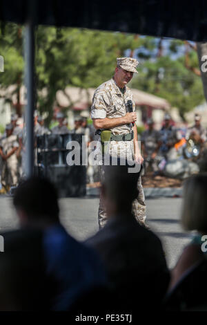 Us Marine Corps Generalmajor Daniel J. O'Donohue, 1st Marine Division Kommandierender General, Adressen der Gast bei einem Befehl Zeremonie an der Marine Corps Base Camp Pendleton, Calif., Sept. 10, 2015. O'Donohue Kommando wie der 81St Kommandierender General der 1. Marine Division. (U.S. Marine Corps Foto von Pfc. Nathaniel Castillo, 1st Marine Division Combat Kamera/Freigegeben) Stockfoto