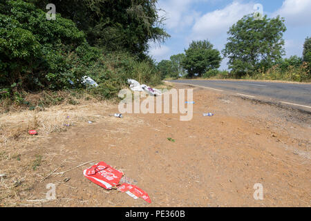 Müll in einem layby neben einer viel befahrenen Straße. Cotswolds, UK. Stockfoto