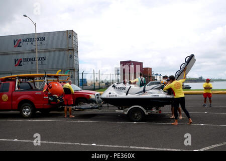 Ocean Safety crews bereiten Ihre Jet Ski Teams während einer erfolgreichen gemeinsamen Suche und Rettung Übung in Kauai, Hawaii, Sept. 3, 2015 zu starten. Die Übung wurde erfolgreich in allen Punkten in Bezug auf die Kommunikation, den Austausch von Wissen der Ressource Aktionen bestätigt, Situationsbewusstsein, und Auffinden der simulierten Person in Not. (U.S. Foto von der Küstenwache Coast Guard Sektor Honolulu/Freigegeben) Stockfoto