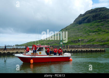 Ein Kauai Feuerwehr Crew mit einem Dive Team an Bord bereitet bis in Kauai, Hawaii, Sept. 3, 2015 zu binden, nach einer erfolgreichen Suche für simulierte Person in Not bei einer gemeinsamen Suche und Rettung Übung. Die Ausübung brachte die Coast Guard, Kauai Feuerwehr und Ocean Sicherheit die Agenturen mit den gängigen Verfahren vertraut zu machen und die Beziehungen zwischen den Partnern aufzubauen. (U.S. Foto von der Küstenwache Coast Guard Sektor Honolulu/Freigegeben) Stockfoto