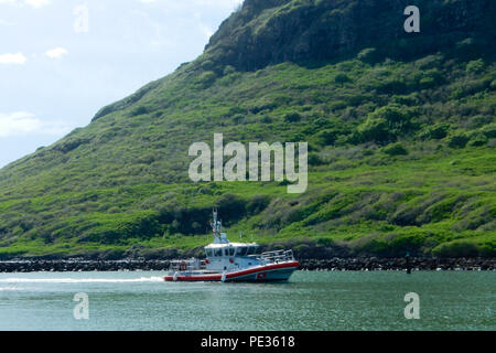 Ein Coast Guard Station Kauai 45-Fuß-Antwort Boat-Meidum crew fährt Kauai, Hawaii, Sept. 3, 2015, eine Suche für simulierte Person in Not Verhalten während einer gemeinsamen Suche und Rettung Übung. Die Ausübung brachte die Coast Guard, Kauai Feuerwehr und Ocean Sicherheit die Agenturen mit den gängigen Verfahren vertraut zu machen und die Beziehungen zwischen den Partnern aufzubauen. (U.S. Foto von der Küstenwache Coast Guard Sektor Honolulu/Freigegeben) Stockfoto