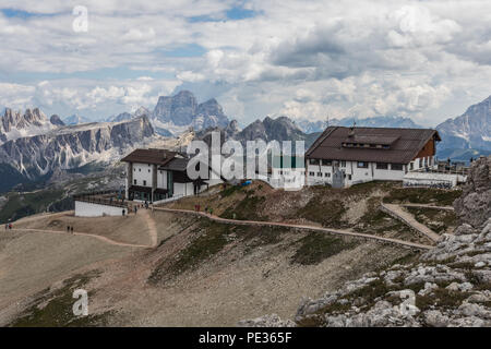 Rifugio Lagazuoi und Lagazuoi Seilbahn über den Passo Falzarego, Dolomiten, Italien Stockfoto