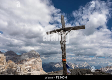 Kreuz auf dem Gipfel Piccolo Lagazuoi, Dolomiten, Italien Stockfoto