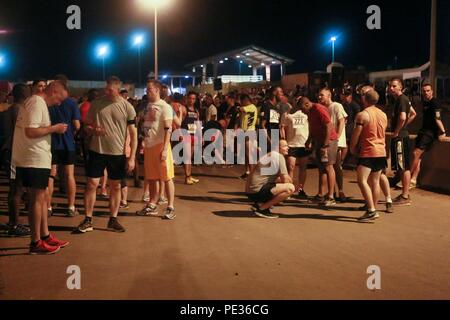 CAMP LEMONNIER, Dschibuti (Sept. 6, 2015) US-Marines mit dem 15 Marine Expeditionary Unit, neben anderen Service Mitglieder, bereiten ein Rennen 5K an Bord Camp Lemonnier zu laufen. Die Marines benutzt, um die Rasse der Kameradschaft, akklimatisieren zu Dschibuti Temperaturen zu bauen, und bleiben Sie fit. Elemente des 15. MEU bereiten bilaterale Training mit der 5. Überseeische kombinierte Waffen Regiment (RIAOM) in Dschibuti durchzuführen, um die Interoperabilität zwischen den MEU und das französische Militär zu verbessern. (U.S. Marine Corps Foto von Sgt. Steve H. Lopez/Freigegeben) Stockfoto