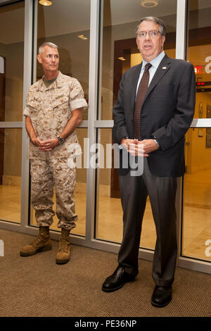 Us Marine Corps, Lieutenant General (Ret) Keith Stalder (rechts) Neben wichtigen allgemeinen Rex McMillian (links), Adressen verehrte Gäste während der Förderung Generalleutnant Rex McMillian Zeremonie im Marine Corps Forces Reserve Facility, New Orleans, La., Sept. 12, 2015. Nach dieser Zeremonie Generalleutnant Rex McMillian wird die Aufgaben von Commander, U.S. Marine Corps Forces finden und Marine Nord übernehmen. (U.S. Marine Corps Foto: Master Sgt. John Lee, II. / Freigegeben) Stockfoto