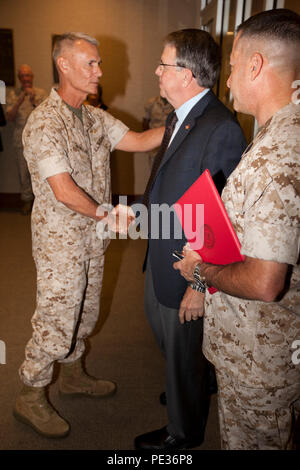 Us Marine Corps, Generalleutnant Rex McMillian (Links) schüttelt Hände mit Generalleutnant (Ret) Keith Stalder (rechts) nach seinem amtseid während seiner Promotion Zeremonie zu Generalleutnant, Marine Corps Forces Reserve Facility, New Orleans, La., Sept. 12, 2015. Nach dieser Zeremonie Generalleutnant Rex McMillian wird die Aufgaben von Commander, U.S. Marine Corps Forces finden und Marine Nord übernehmen. (U.S. Marine Corps Foto: Master Sgt. John Lee, II. / Freigegeben) Stockfoto