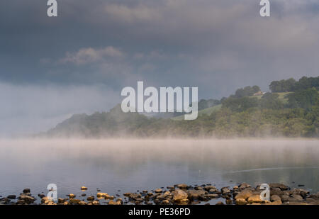 Am frühen Morgen Nebel um Semerwater in den Yorkshire Dales, UK. Stockfoto