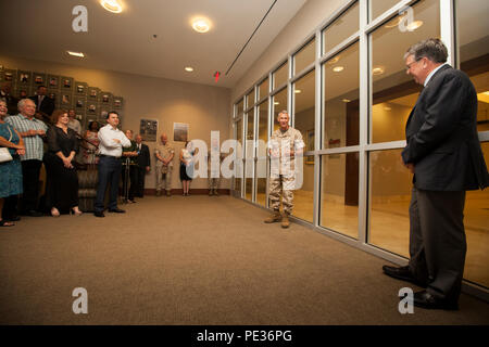 Us Marine Corps, Generalleutnant Rex McMillian Adressen verehrte Gäste während seiner Promotion Zeremonie im Marine Corps Forces Reserve Facility, New Orleans, La., Sept. 12, 2015. Nach dieser Zeremonie Generalleutnant Rex McMillian wird die Aufgaben von Commander, U.S. Marine Corps Forces finden und Marine Nord übernehmen. (U.S. Marine Corps Foto: Master Sgt. John Lee, II. / Freigegeben) Stockfoto