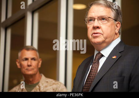 Us Marine Corps, Lieutenant General (Ret) Keith Stalder (rechts) stehen neben wichtigen allgemeinen Rex McMillian (links), Adressen unterscheiden Gäste während der Förderung Generalleutnant Rex McMillian Zeremonie im Marine Corps Forces Reserve Facility, New Orleans, La., Sept. 12, 2015. Nach dieser Zeremonie Generalleutnant Rex McMillian wird die Aufgaben von Commander, U.S. Marine Corps Forces finden und Marine Nord übernehmen. (U.S. Marine Corps Foto: Master Sgt. John Lee, II. / Freigegeben) Stockfoto