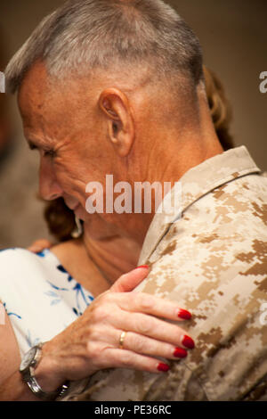 Neu US Marine Corps, Generalleutnant Rex McMillian gefördert, beschämt sein Ehegatte während seiner Promotion Zeremonie im Marine Corps Forces Reserve Facility, New Orleans, La., Sept. 12, 2015. Nach dieser Zeremonie Generalleutnant Rex McMillian wird die Aufgaben von Commander, U.S. Marine Corps Forces finden und Marine Nord übernehmen. (U.S. Marine Corps Foto: Master Sgt. John Lee, II. / Freigegeben) Stockfoto