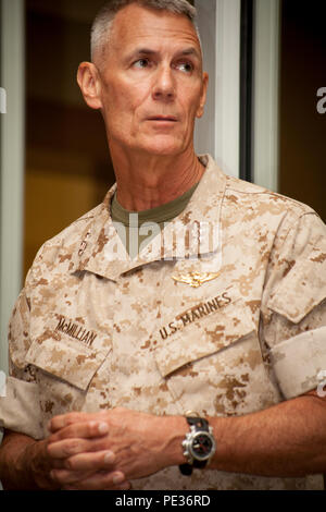 Us Marine Corps, Generalleutnant Rex McMillian Adressen verehrte Gäste während seiner Promotion Zeremonie im Marine Corps Forces Reserve Facility, New Orleans, La, Sept. 12, 2015. Nach dieser Zeremonie Generalleutnant Rex McMillian wird die Aufgaben von Commander, U.S. Marine Corps Forces finden und Marine Nord übernehmen. (U.S. Marine Corps Foto: Master Sgt. John Lee, II. / Freigegeben) Stockfoto