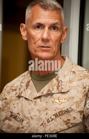 Us Marine Corps, Generalleutnant Rex McMillian Adressen verehrte Gäste während seiner Promotion Zeremonie im Marine Corps Forces Reserve Facility, New Orleans, La., Sept. 12, 2015. Nach dieser Zeremonie Generalleutnant Rex McMillian wird die Aufgaben von Commander, U.S. Marine Corps Forces finden und Marine Nord übernehmen. (U.S. Marine Corps Foto: Master Sgt. John Lee, II. / Freigegeben) Stockfoto