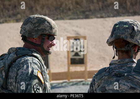 Staff Sgt. Paul Mason (rechts) Trainer SPC. Michelle Clark, beide vom 30. Die North Carolina National Guard Armored Brigade Combat Team Hauptsitz und in den Kosovo entsandt mit multinationalen Battle Group-East, auf Ihre Treffsicherheit beim MNBG-E Soldat und Noncommissioned Officer des Monats Wettbewerb Sept. 4, 2015 auf Camp Bondsteel, Kosovo. Der Wettbewerb, monatlich statt durch MNBG - Senior E Unteroffiziere, getestet Konkurrenten körperlich und geistig durch einen 2,5 km langen ruck März und Land Navigation Test, unter anderen Tests und Prüfungen. (U.S. Armee Foto von Sgt. David I. Marquis, multinationalen Bat Stockfoto