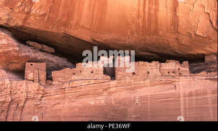 Historische native Anasazi Höhlenwohnungen in einem Sandsteinfelsen in der Canyon de Chelly, Chinle, Arizona, USA gebaut. Stockfoto