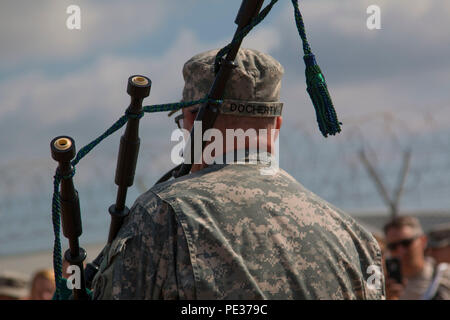 Us-Armee Oberst Martin Docherty, einen Arzt zu Kosovo eingesetzt mit multinationalen Battle Group-East Task Force Medical, spielt den Dudelsack für mehr als 200 multinationalen Soldaten auf den Abschluss eines Sept. 12, 2015, Selbstmord Bewusstsein Spaziergang auf Camp Bondsteel, Kosovo. Docherty, Mitglied der 345. Der US-Armee finden Combat Support Hospital aus Jacksonville, Fla., geschlossen, das Ereignis mit solo Dudelsack Interpretationen von "Amazing Grace" und die Armee Song. Der Selbstmord Awareness Event brachte mehr als 200 multinationalen Service Mitglieder zusammen, um den Speicher des Selbstmords Opfer zu ehren und Stockfoto