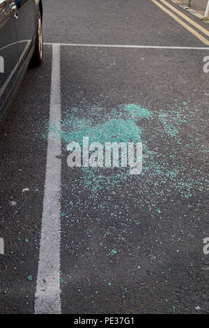 Zerbrochene Fenster Glas auf dem Boden auf einem Parkplatz Stockfoto