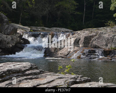 Malerische Ausblicke auf die Landschaft Farbe Natur Fotografie Linville fällt fließenden Wasserfall Stream Stein Pisgah National Forest Appalachian Berge Stockfoto