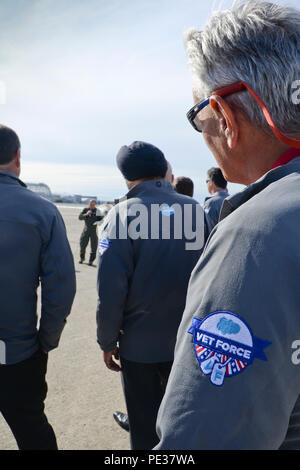 Oberst Daniel A. Lapostole, Vice Wing Commander 129 Rettung Flügel, Adressen der Dreamforce-konferenz Teilnehmer, Moffett Federal Airfield, Calif., Sept. 15, 2015. Er dankte der Salesforce-Team für die Zusammenarbeit mit VetForce Veteranen auf eine Karriere in der IT-Branche zu helfen. (U.S. California Air National Guard Foto von Kim E. Ramirez) Stockfoto