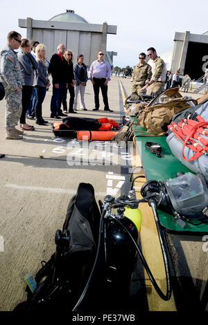 129 Rettung Flügel Schutzengel pararescuemen sprechen mit den Mitgliedern der Salesforce Konferenz, Moffett Federal Airfield, Calif., Sept., 15, 2015. Die pararescuemen sprach über die Möglichkeiten und Fähigkeiten, die benötigt werden, um die Mission zu retten zu erreichen. (U.S. California Air National Guard Foto von Kim E. Ramirez) Stockfoto