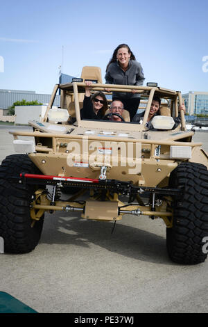 Die Teilnehmer der Dreamforce-konferenz sitzen innerhalb einer 129 Rettung Flügel Schutzengel all-terrain vehicle, Moffett Federal Airfield, Calif., Sept. 15, 2015. Diese Veranstaltung gibt Arbeitgebern eine enge Sicht auf Geräte und ermöglicht es Ihnen, mit militärischen Mitglieder über ihre Fähigkeiten zu sprechen. (U.S. California Air National Guard Foto von Kim E. Ramirez) Stockfoto