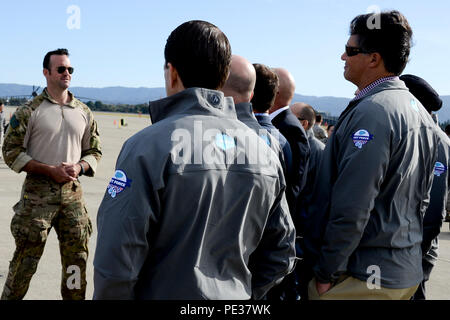 Ein 129 Rettung Flügel Schutzengel pararescueman spricht mit Mitgliedern von Salesforce Konferenz, Moffett Federal Airfield, Calif., Sept., 15, 2015. Die pararescueman sprach über die Möglichkeiten und Fähigkeiten, die benötigt werden, um die Mission zu retten zu erreichen. (U.S. California Air National Guard Foto von Kim E. Ramirez) Stockfoto