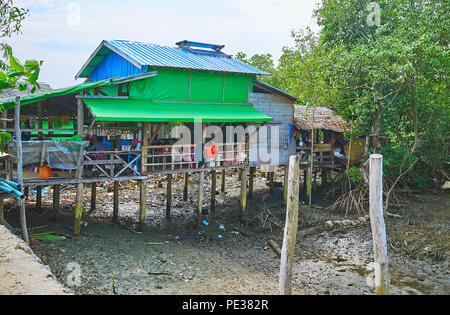 KANGYI, MYANMAR - 28. FEBRUAR 2018: Das Dorf bar in stelze shanty Haus, stehend auf der Canal des Flusses und von Mangroven an der Ebbe umgeben, Stockfoto