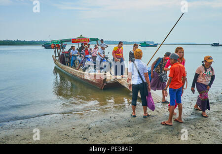 CHAUNG THA, MYANMAR - 28. FEBRUAR 2018: Die überfüllten Floß-Fähre über den Fluss Kangy zum Fischerdorf angekommen, am 28. Februar in Chaung Tha. Stockfoto
