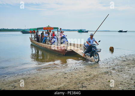 CHAUNG THA, MYANMAR - 28. FEBRUAR 2018: Die Passagiere mit Motorrädern verlassen den überfüllten Floß-Fähre über den Fluss Kangy, am 28. Februar in Chaung Stockfoto