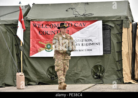 Command Sgt. Maj. Christopher Prosser, der ältere Soldaten Berater 4 Geschwader zugewiesen sind, 2.Kavallerie Regiments, Spaziergänge in Richtung behelfsmäßigen Motor Pool seiner Maßeinheit wie Sie anfangen, vorbeugende Instandhaltung, Kontrollen und Dienstleistungen auf ihre Fahrzeuge und Geräte zu leiten Nach der Ankunft in der Slowakischen Republik während der dragoon Kreuzung, eine taktische Straße März heraus an der Rose Barracks, Deutschland ab und wird durch die Tschechische Republik und die Slowakische Republik in Ungarn am 15. September 2015. Der Zweck der Übung ist es, NATO-Verbündeten der US-amerikanischen Absicht, während des Betriebs Atlantic Lösen beruhigen Stockfoto