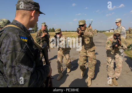 Fallschirmjäger von 173Rd Airborne Brigade der US-Armee verschiedene Bewegungstechniken während Treffsicherheit Training zu den Soldaten mit der ukrainischen Nationalgarde Sept. 17, 2015 demonstrieren, als Teil der unerschrockenen Wächter in Yavoriv, Ukraine. Während des Wartens auf den Zugang zu den Schießstand die Fallschirmjäger Vor-Ort-Schulung mit dem Wachposten maximale Nutzung Ihrer Zeit zu gewährleisten. Die fallschirmjäger sind in der Ukraine für die dritte Drehung der Ukraine neu gegründete Nationalgarde als Teil von Fearless Wächter, die voraussichtlich bis November zum letzten Zug. (U.S. Armee Foto von Sgt. Alexander Sk Stockfoto