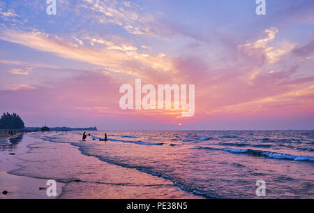 Die hellen Lila den Sonnenuntergang in der Bucht von Bengalen mit Blick auf einen malerischen Strand von Chaung Tha, Myanmar. Stockfoto