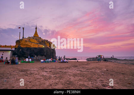 CHAUNG THA, MYANMAR - 28. FEBRUAR 2018: Die malerischen Sonnenuntergang über dem kyauk Pa Hto-Pagode, am Ufer der Bucht von Bengalen, am 28. Februar in Cha Stockfoto